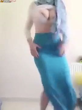 شرموطه عاوزه تتناك نيج تلعب لنفسها ف كسها وبزازها عشان مش لاقيه الي يدخلو فيها ويريحها